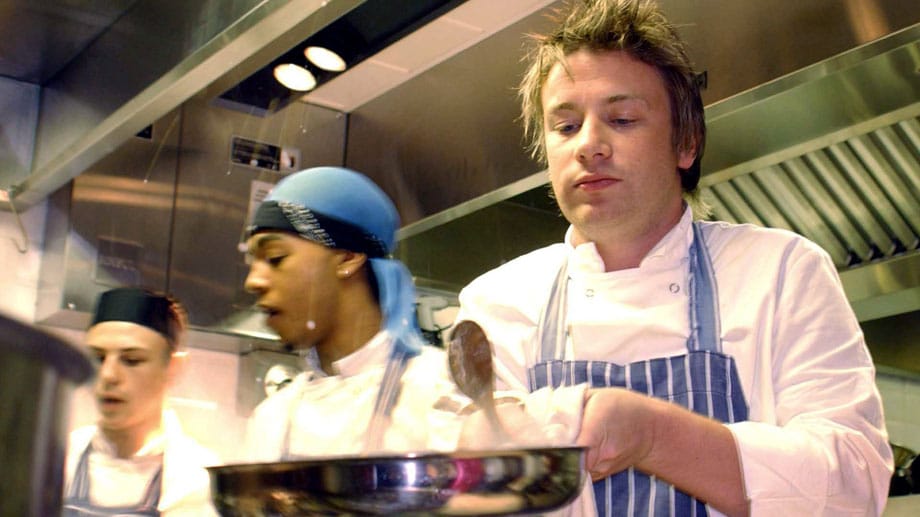 Bei der Eröffnung seines Restaurants "Fifteen" am 7. November 2002 in London greift der Koch natürlich selbst zu Pfanne und Kochlöffel.