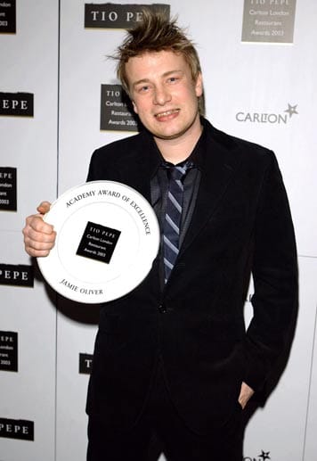 im März 2003 wird Jamie Oliver mit dem Academy Award Of Excellence, dem prestigeträchtigsten Preis im Vereinigten Königreich für den Nachwuchs im Gastrobereich, ausgezeichnet.