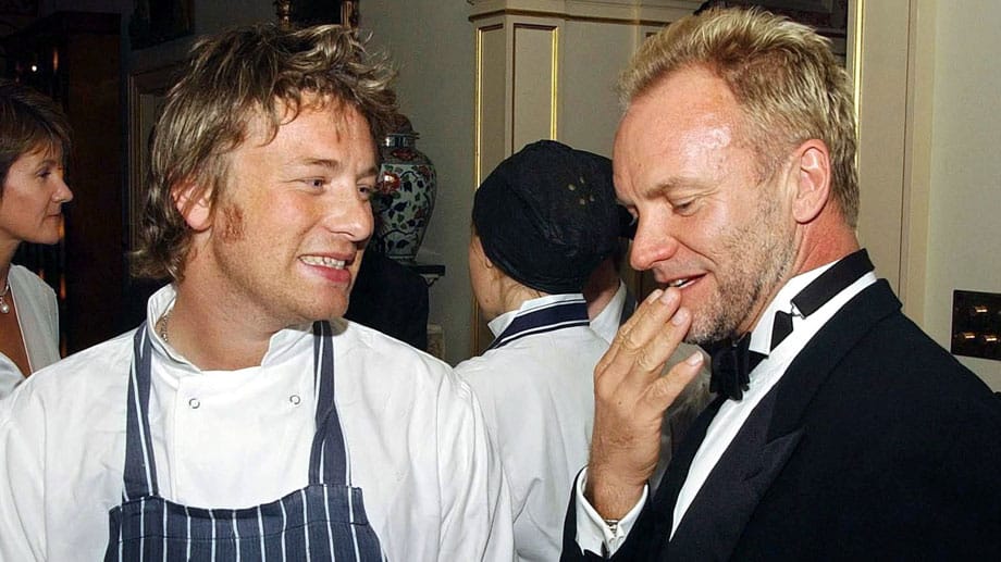 Natürlich und gut: Im September 2003 bekocht Jamie Oliver Prinz Charles und dessen prominente Gäste, darunter Popstar Sting (re.), mit dem für ihn typischen "Organic Food".