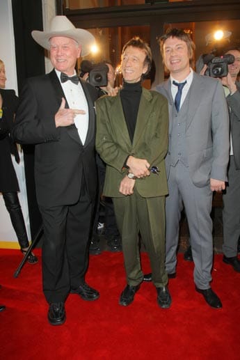 Jamie Oliver (re.) mit Robin Gibb (mi.) und Larry Hagman in Düsseldorf, wo er den Ehrenpreis des Deutschen Nachhaltigkeitspreises erhielt.