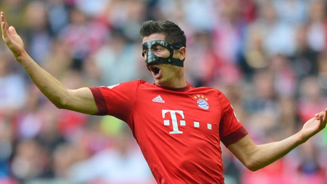 Bayern-Stürmer Robert Lewandowski muss auch im letzten Saisonspiel seine Gesichtsmaske tragen. Bayern-Stürmer Robert Lewandowski muss auch im letzten Saisonspiel seine Gesichtsmaske tragen.