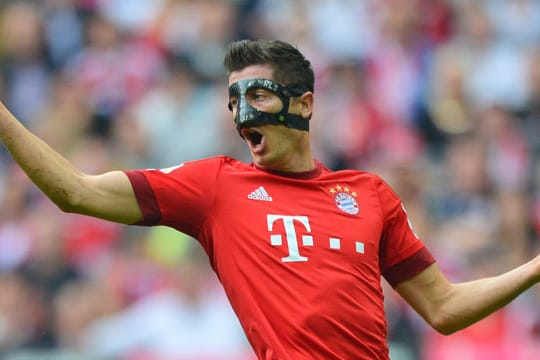 Bayern-Stürmer Robert Lewandowski muss auch im letzten Saisonspiel seine Gesichtsmaske tragen.