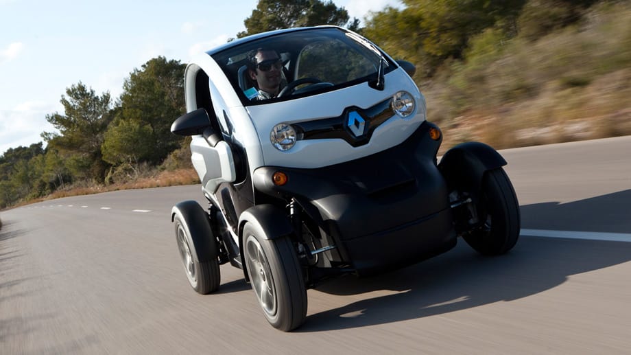 Mit 6,3 kWh Stromverbrauch stellt der Renault Twizy den Bestwert. Das auf 45 km/h gedrosselte Einstiegsmodell Twizy 45 kommt sogar auf 5,8 kWh. Allerdings sind die beiden streng genommen keine Autos, kosten aber auch nur ab 6990 Euro.