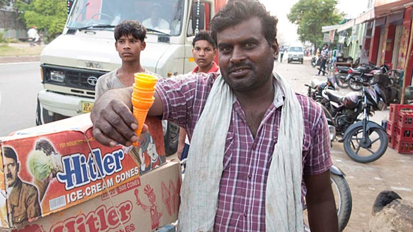 Ein Eisverkäufer in einer indischen Stadt hat offenbar einen makaberen Geschmack - Er verkauf Hitler-Eis.