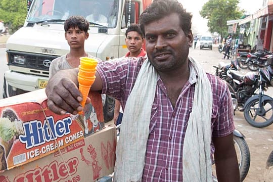 Ein Eisverkäufer in einer indischen Stadt hat offenbar einen makaberen Geschmack - Er verkauf Hitler-Eis.