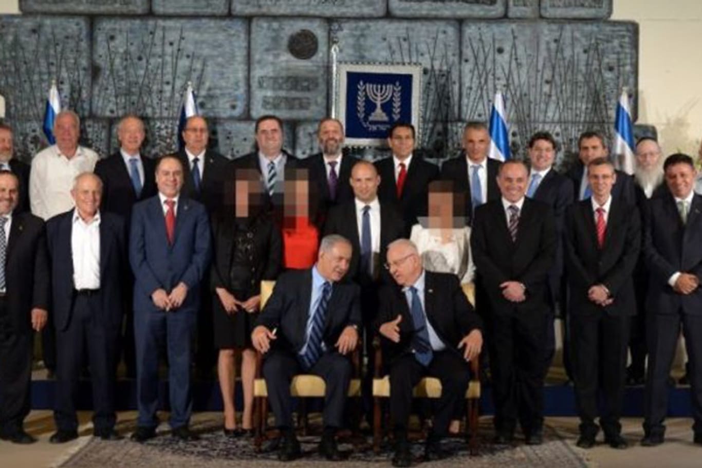Das neue israelische Kabinett: Ultraorthodoxe Medien zeigen die Frauen nur verpixelt - oder gar nicht.