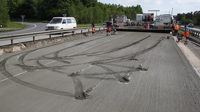 Fahrzeugspuren im frischen Beton: Eine Frau ist in einer Baustelle der A9 in den frischen Fahrbahnbelag gefahren.