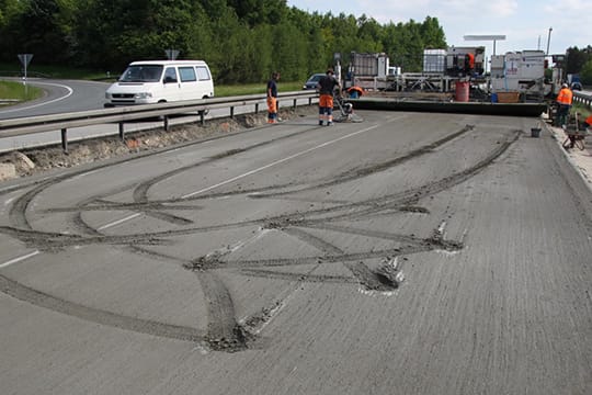 Fahrzeugspuren im frischen Beton: Eine Frau ist in einer Baustelle der A9 in den frischen Fahrbahnbelag gefahren.
