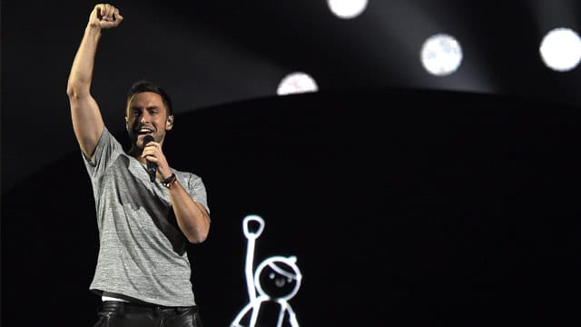 Måns Zelmerlöw aus Schweden bekommt bei seinem Song "Heroes" gemalte Unterstützung.