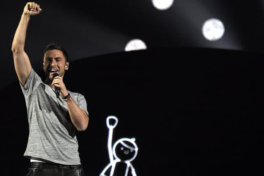 Måns Zelmerlöw aus Schweden bekommt bei seinem Song "Heroes" gemalte Unterstützung.