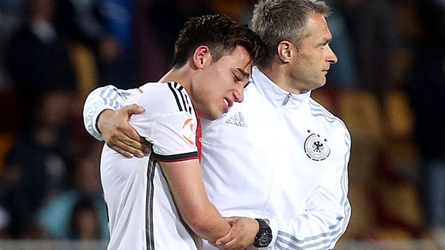 Trainer Christian Wück (re.) tröstet Erdinc Karakas.
