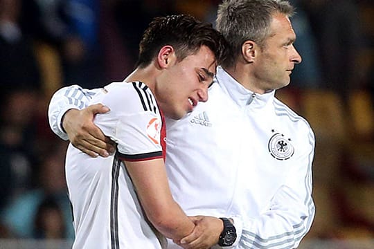 Trainer Christian Wück (re.) tröstet Erdinc Karakas.