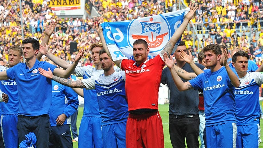 Jubel trotz Niederlage: Hansa Rostock spielt auch nächstes Jahr in der 3. Liga.