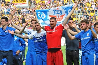Jubel trotz Niederlage: Hansa Rostock spielt auch nächstes Jahr in der 3. Liga.