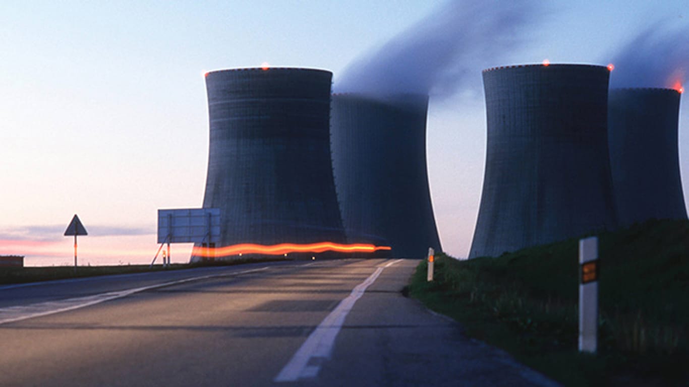 Kühltürme des Atomkraftwerks Temelin: Nach mehreren Störfällen gilt die Anlage als Risikofaktor.
