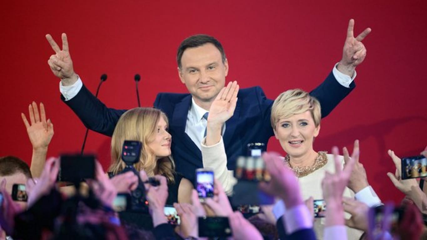 Der Nationalkonservative Duda wird neuer Präsident Polens.