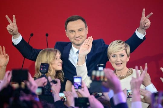 Der Nationalkonservative Duda wird neuer Präsident Polens.