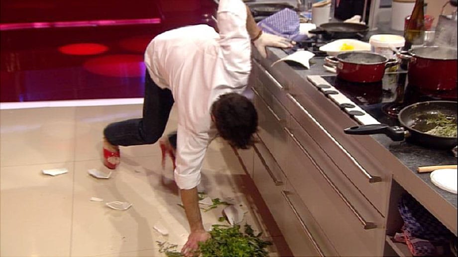 Steffen Henssler stürzte in seiner Kochshow und schnitt sich die Hand auf. Steffen Henssler stürzte in seiner Kochshow und schnitt sich die Hand auf.