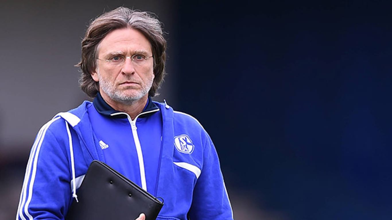 Schalkes Nachwuchstrainer Norbert Elgert möchte vorerst nicht zu den Profis wechseln.