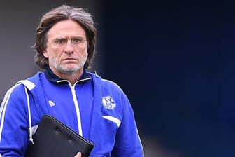 Schalkes Nachwuchstrainer Norbert Elgert möchte vorerst nicht zu den Profis wechseln.