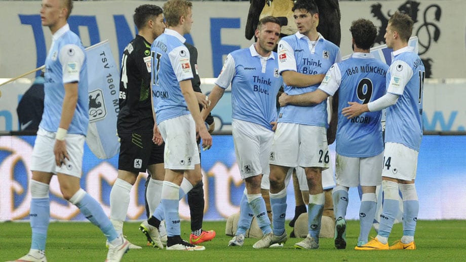 Leider schon ein gewohntes Bild: Enttäuschte Löwen-Spieler. Am 29. Mai und 2. Juni können die Spieler des TSV 1860 in zwei Relegationsspielen gegen Holstein Kiel den Abstieg allerdings noch verhindern.