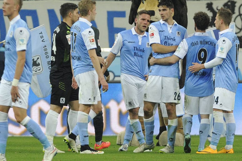 Leider schon ein gewohntes Bild: Enttäuschte Löwen-Spieler. Am 29. Mai und 2. Juni können die Spieler des TSV 1860 in zwei Relegationsspielen gegen Holstein Kiel den Abstieg allerdings noch verhindern.