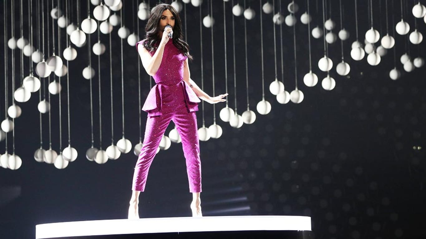 Conchita Wurst steht beim Eurovision Song Contest in Wien auf der Bühne.