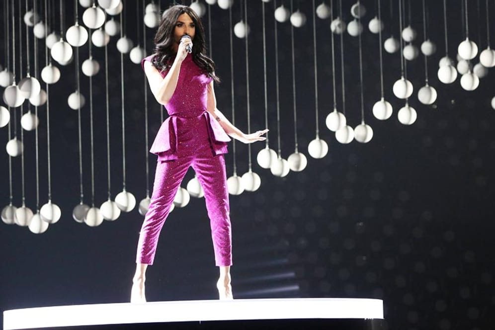 Conchita Wurst steht beim Eurovision Song Contest in Wien auf der Bühne.