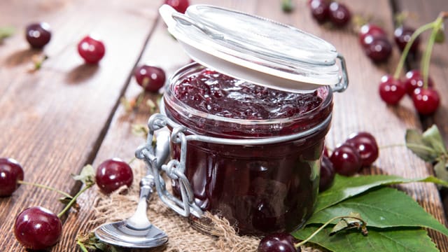 Selbstgemachte Marmelade ist die ideale Lösung, wenn Sie viele Kirschen im Garten haben.