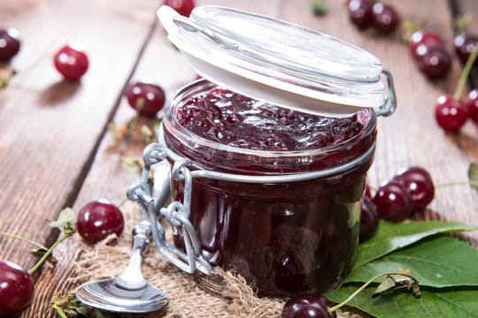 Selbstgemachte Marmelade ist die ideale Lösung, wenn Sie viele Kirschen im Garten haben.