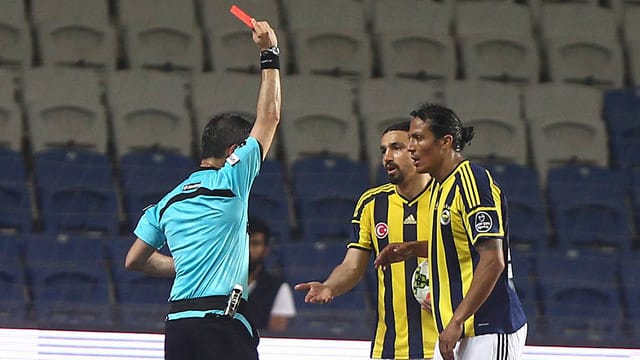 Der Anfang vom Ende: Mehmet Topuz (Mitte) sah als erster Fenerbahce-Spieler die Rote Karte, wenig später erwischte es auch Teamkamerad Bruno Alves (rechts). Der Anfang vom Ende: Mehmet Topuz (Mitte) sah als erster Fenerbahce-Spieler die Rote Karte, wenig später erwischte es auch Teamkamerad Bruno Alves (rechts).