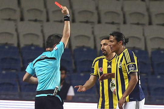 Der Anfang vom Ende: Mehmet Topuz (Mitte) sah als erster Fenerbahce-Spieler die Rote Karte, wenig später erwischte es auch Teamkamerad Bruno Alves (rechts).