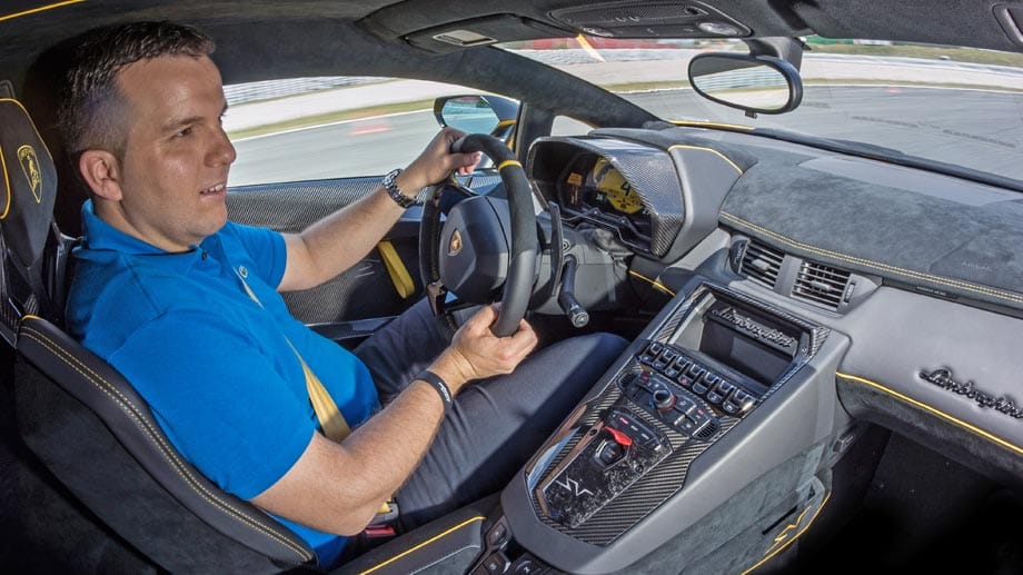 Christian Sauer, unser Mann am Steuer auf Kurvenhatz im Cockpit des Aventador SV. Neu gestaltetet sind die vom Motorsport inspirierten digitalen Instrumente mit dem Drehzahlmesser als zentrale Information.