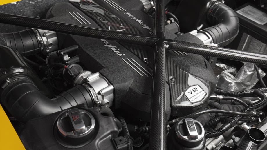 Das grandiose V12-Triebwerk mit 6,5 Liter Hubraum erreicht durch Detail-Optimierungen bei 8.400 Umdrehungen 750 PS und 690 Nm Drehmoment ab 5.500 Touren. Zu Gunsten des spontaneren Ansprechverhaltens bei niedrigen Drehzahlen und des emotionaleren Sounds verzichtet Lamborghini auf Turbolader.