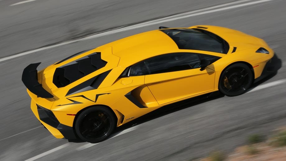 Egal wo unterwegs, erregt der Aventador enorm viel Aufmerksamkeit. Ob Lamborghini-Fan oder nicht, jedermann dreht seinen Kopf nach der 1,13 Meter flachen, sowie 2,03 Meter breiten und 4,83 Meter langen Flunder um.