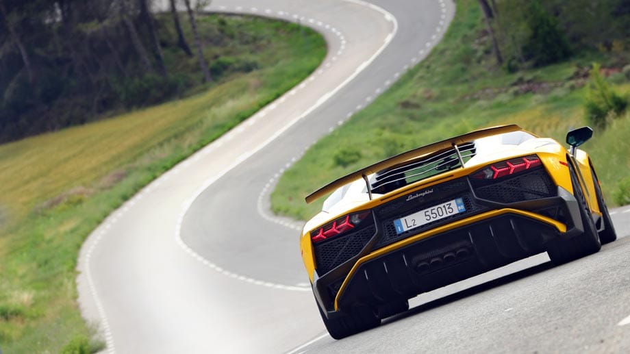 Das Echo des lautstarken Zwölfzylinders aus den vier Endrohren hallt noch lange nach – laut Lamborghini-Präsident Stephan Winkelmann ist das auch ein Argument für den Saugmotor und gegen Turbolader.