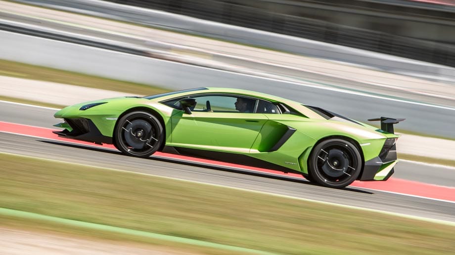Ein "grünes Image" kann die Lackierung dem Lamborghini Aventador LP 750-4 Superveloce bei einem offiziellem Durchschnittsverbrauch von 16 Litern allerdings kaum bescheren. Ob das die Käufer bei einem Preis von 327.190 Euro zuzüglich Umsatzsteuer kümmern wird?