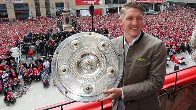 Bastian Schweinsteiger präsentiert auf dem Münchner Rathausbalkon eine nichtoriginalgetreues Duplikat der Meisterschale.