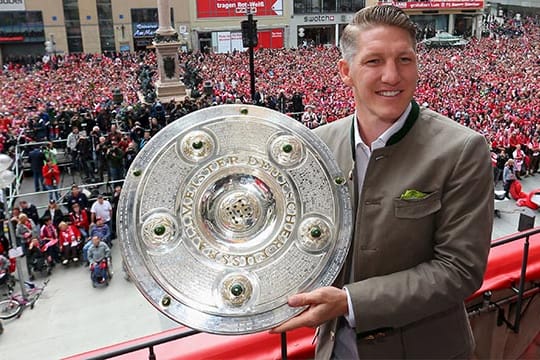 Bastian Schweinsteiger präsentiert auf dem Münchner Rathausbalkon eine nichtoriginalgetreues Duplikat der Meisterschale.