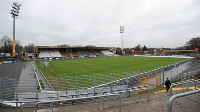 Ein Fußball-Tempel aus einer längst vergangenen Zeit: das Merck-Stadion am Böllenfalltor in Darmstadt. Ein Fußball-Tempel aus einer längst vergangenen Zeit: das Merck-Stadion am Böllenfalltor in Darmstadt.