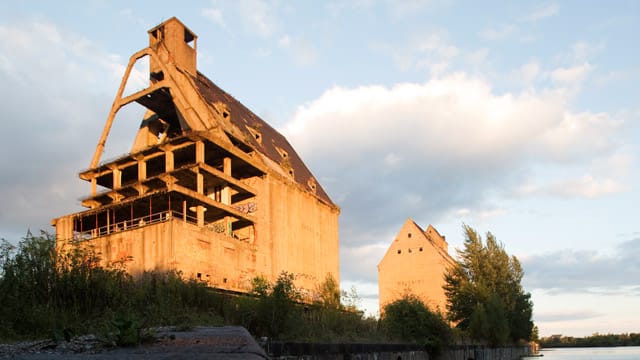 Gespenstisch: Die verfallenden Speicherhäuser am Lindenauer Hafen, der nie fertiggestellt wurde.