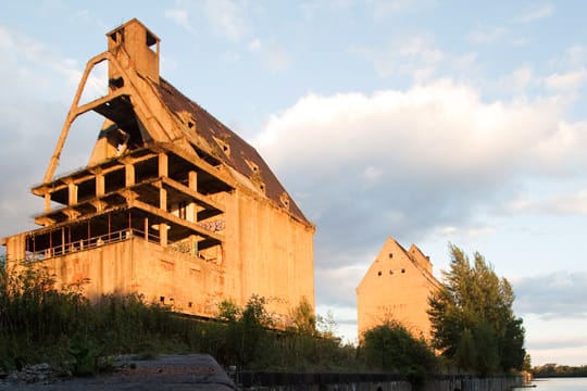 Gespenstisch: Die verfallenden Speicherhäuser am Lindenauer Hafen, der nie fertiggestellt wurde.