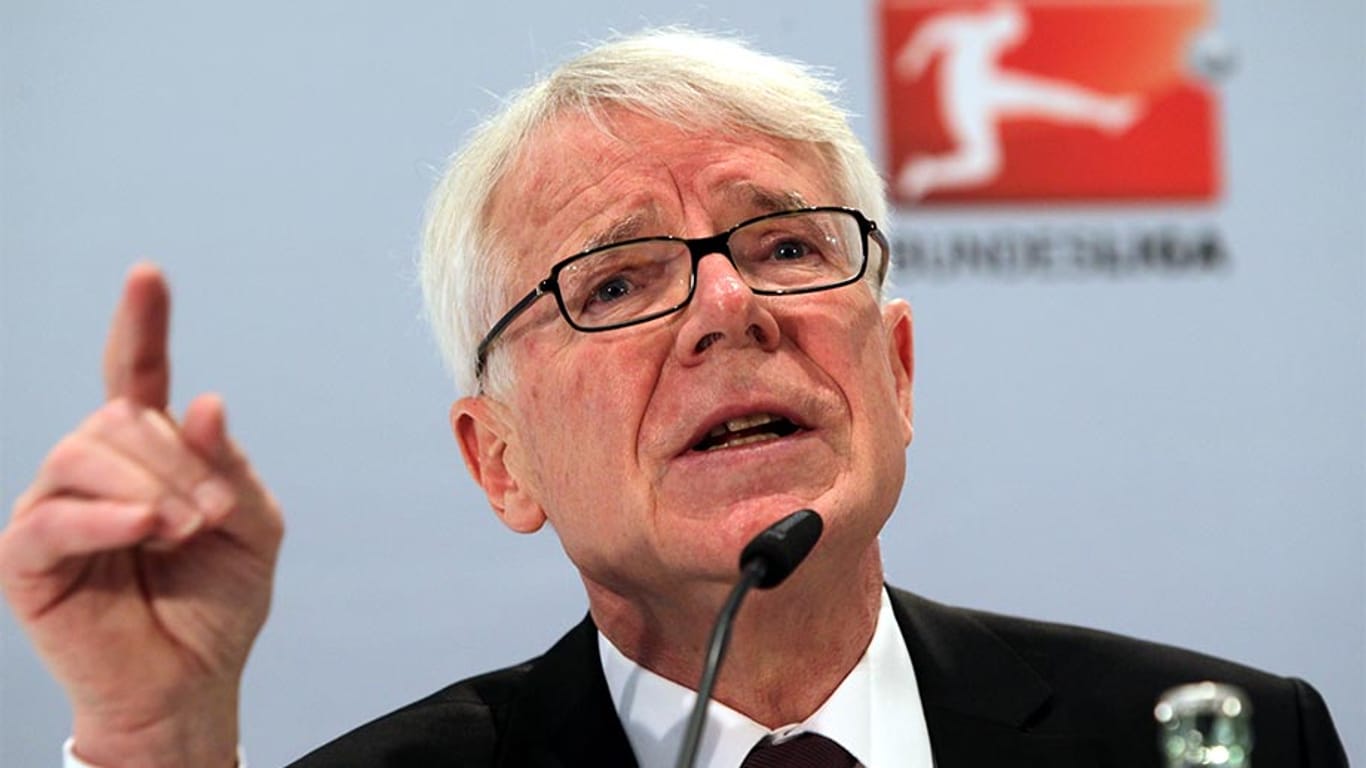 Deutschlands Liga-Präsident Rauball ist nach den jüngsten Entwicklungen im FIFA-Skandal dagegen, das Programm beim Kongress des Weltverbands wie geplant abzuarbeiten.