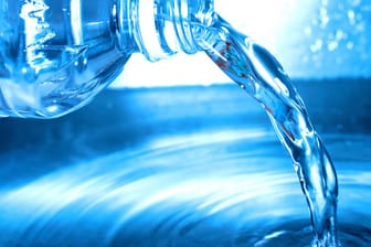 Verunreinigungen wie künstliche Süßstoff und Abbauprodukte von Pestiziden, stellen die Reinheit von natürlichem Mineralwasser in Frage.
