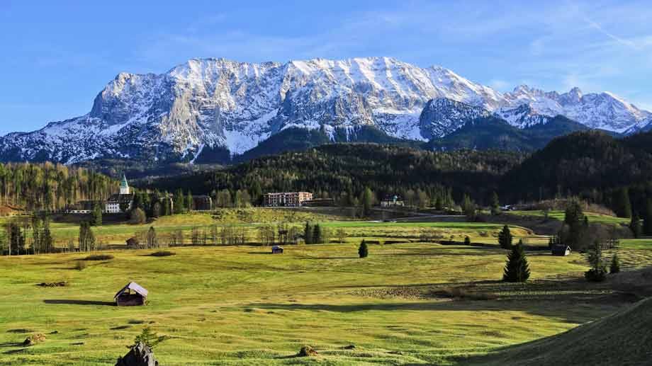 Elmau liegt rund 100 Kilometer südlich von München zwischen Garmisch-Partenkirchen und Mittenwald auf 1000 Meter Höhe. Nach einem Großbrand im Jahr 2005 wurde das Schloss 2007 als Luxushotel wiedereröffnet.
