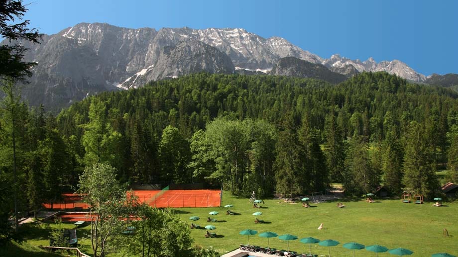 Auch vom Nature Spa können Gäste bei schönem Wetter den grandiosen Ausblick auf das Wettersteingebirge genießen.