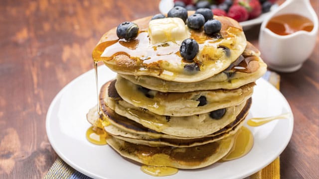 Die Blaubeeren sorgen in den süßen Pfannkuchen für eine Extraportion Frische.