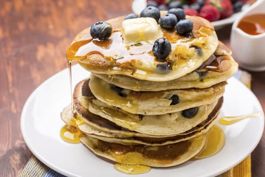 Die Blaubeeren sorgen in den süßen Pfannkuchen für eine Extraportion Frische.