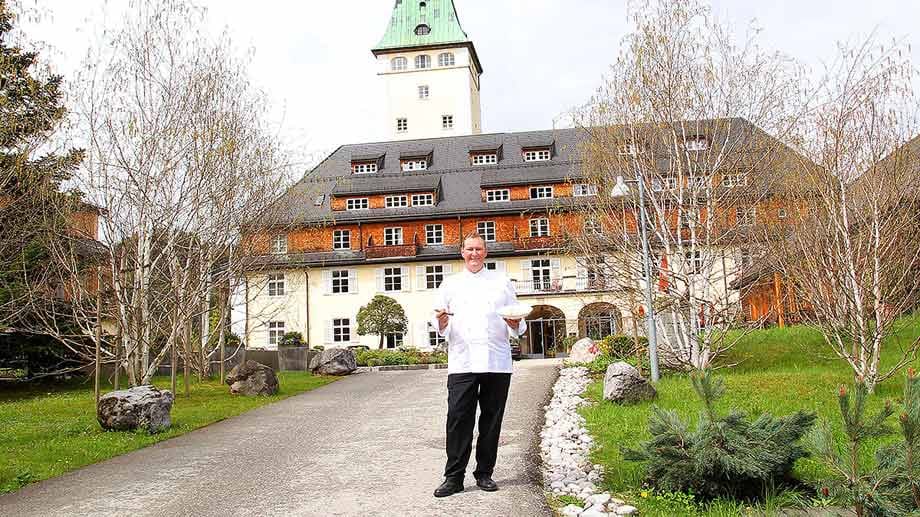 Er kochte bereits in mehreren deutschen Spitzen-Restaurants, bevor er in Singapur sowie in Hongkong internationale Erfahrung sammelte, um dann dem Ruf nach Schloss Elmau zu folgen.