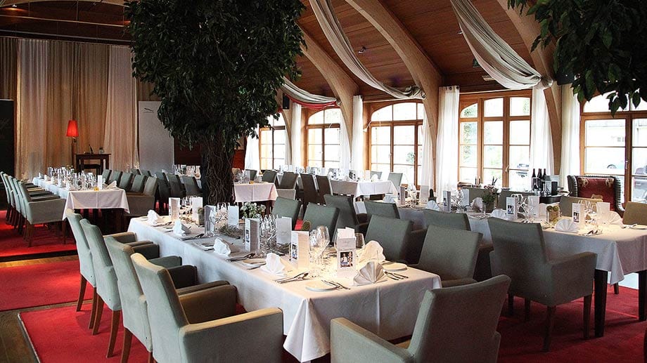 Das Restaurant Fidelio ist eins von acht Restaurants auf Schloss Elmau. Das Gourmet-Restaurant Luce d’Oro kann sich sogar mit einem Michelin-Stern schmücken.